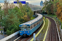 A-Wagen 322 als U6 bei der Einfahrt in den U-Bahnhof Freimann