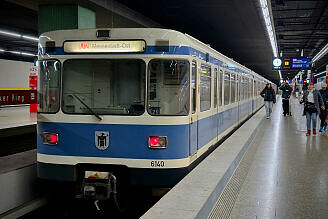 A-Wagen 140 als U2 im U-Bahnhof Innsbrucker Ring