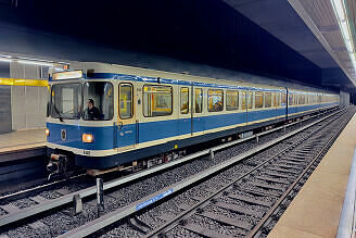 A-Wagen 140 als U4 im U-Bahnhof Richard-Strauss-Straße