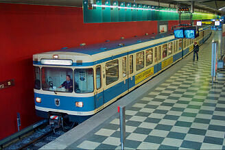 A-Wagen 151 als U2 im U-Bahnhof Josephsburg