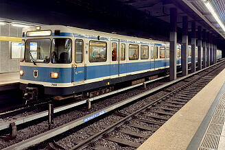 A-Wagen 168 als U4 im U-Bahnhof Richard-Strauss-Straße