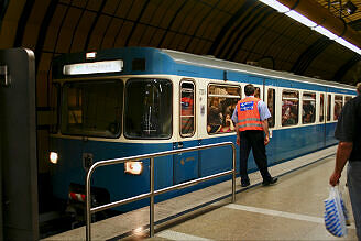 A-Wagen 203 als U4 im Wiesn-Einsatz im U-Bahnhof Theresienwiese