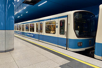 B-Wagen 553 als U3 im U-Bahnhof Sendlinger Tor