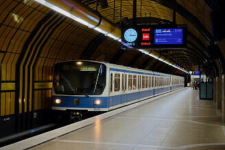 B-Wagen 555 als U4 im U-Bahnhof Theresienwies4