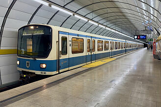 B-Wagen 568 als U4 im U-Bahnhof Lehel