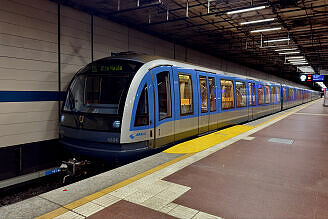 C-Zug 604 als U6 im U-Bahnhof Harras