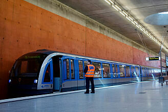 C-Zug 615 als U2 im U-Bahnhof Messestadt West