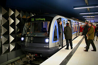 C-Zug 616 als Eröffnungszug der U3 zum U-Bahnhof Olympia-Einkaufszentrum