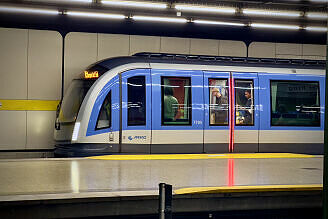 C2-Zug 705 als U5 im U-Bahnhof Innsbrucker Ring