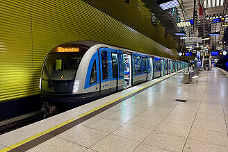 C2-Zug 710 als U3 im U-Bahnhof Münchner Freiheit