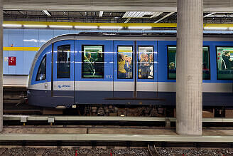 C2-Zug 721 im U-Bahnhof Max-Weber-Platz