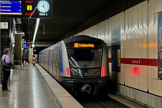 C2-Zug 767 als U2 im U-Bahnhof Giesing (Bahnhof)