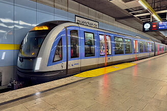 C2-Zug 767 als U5 im U-Bahnhof Max-Weber-Platz