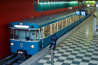 A-Wagen 218 als U2 im U-Bahnhof Josephsburg