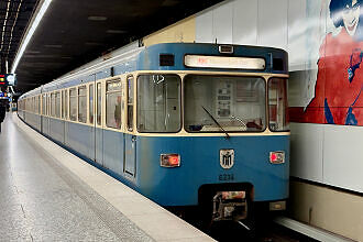 A-Wagen 234 als U2 im U-Bahnhof Königsplatz