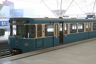 A-Wagen 303 als U6 im U-Bahnhof Fröttmaning