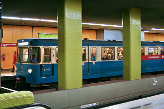 A-Wagen 331 im U-Bahnhof Kolumbusplatz