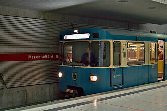 A-Wagen 332 als U2 im U-Bahnhof Messestadt Ost