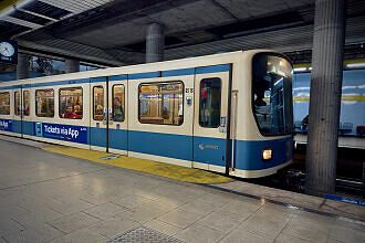 B-Wagen 516 als U4 im U-Bahnhof Max-Weber-Platz