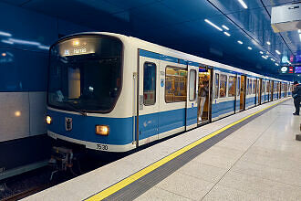 B-Wagen 530 als U6 im U-Bahnhof Sendlinger Tor