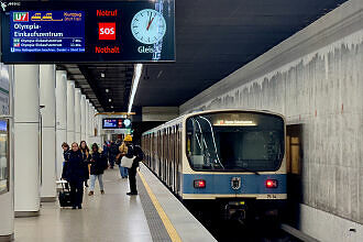 B-Wagen 534 als U7-Kurzzug im U-Bahnhof Maillingerstraße