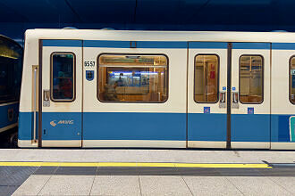 B-Wagen 557 als U5 im U-Bahnhof Sendlinger Tor