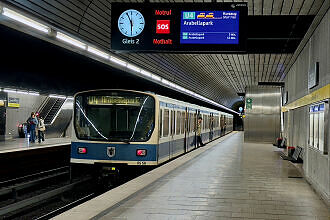 B-Wagen 558 als U4 im U-Bahnhof Richard-Strauss-Straße