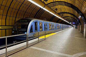 C-Zug 612 als U5 im U-Bahnhof Theresienwiese