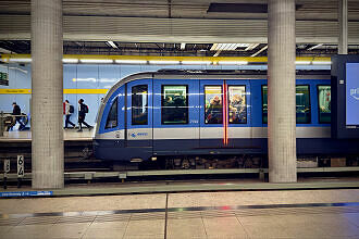 C2-Zug 702 als U5 im U-Bahnhof Max-Weber-Platz