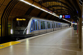 C2-Zug 713 als U5 im U-Bahnhof Theresienwiese