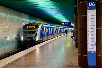 C2-Zug 733 als U6 im U-Bahnhof Klinikum Großhadern