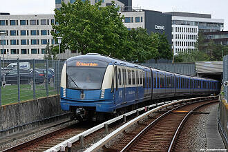 C2-Zug 735 in Sonderfolierung "50 Jahre U-Bahn" als U6 bei der Einfahrt in den U-Bahnhof Garching-Hochbrück