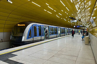 C2-Zug 749 als U2 im U-Bahnhof Sendlinger Tor