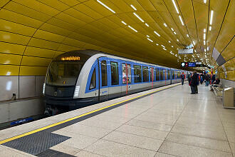 C2-Zug 768 als U1 im U-Bahnhof Sendlinger Tor