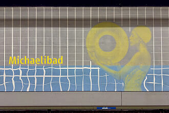 Neu gestaltete Hintergleiswand im U-Bahnhof Michaelibad