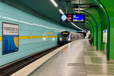 U-Bahnhof Böhmerwaldplatz mit einfahrendem C2-Zug