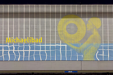 Neu gestaltete Hintergleiswand im U-Bahnhof Michaelibad