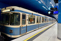 A-Wagen 117 als U3 im U-Bahnhof Sendlinger Tor