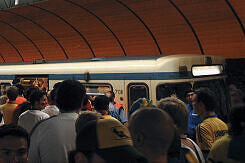 A-Wagen 138 als U3 im U-Bahnhof Marienplatz während der Fußball-WM 2006 beim Spiel Deutschland-Schweden