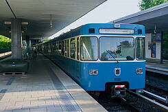 A-Wagen 220 als U6 im U-Bahnhof Kieferngarten