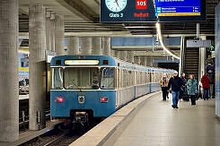 A-Wagen 221 als U4 im U-Bahnhof Max-Weber-Platz