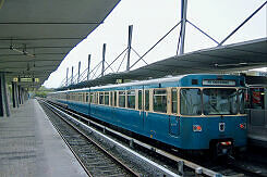 A-Wagen 250 als U6 im U-Bahnhof Garching-Hochbrück