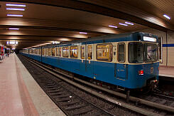 A-Wagen 324 als U6 im U-Bahnhof Implerstraße