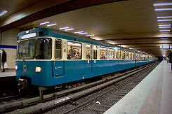 A-Wagen 327 als U6 im U-Bahnhof Implerstraße