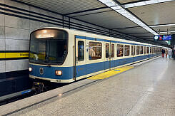 B-Wagen 501 als U4 im U-Bahnhof Prinzregentenplatz