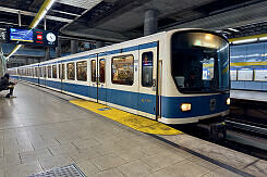 B-Wagen 533 als U4 im U-Bahnhof Max-Weber-Platz