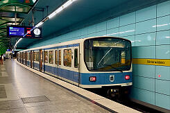 B-Wagen 554 als U4 im U-Bahnhof Böhmerwaldplatz