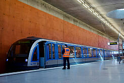 C-Zug 615 als U2 im U-Bahnhof Messestadt West