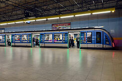 C2-Zug 743 als U5 im U-Bahnhof Max-Weber-Platz