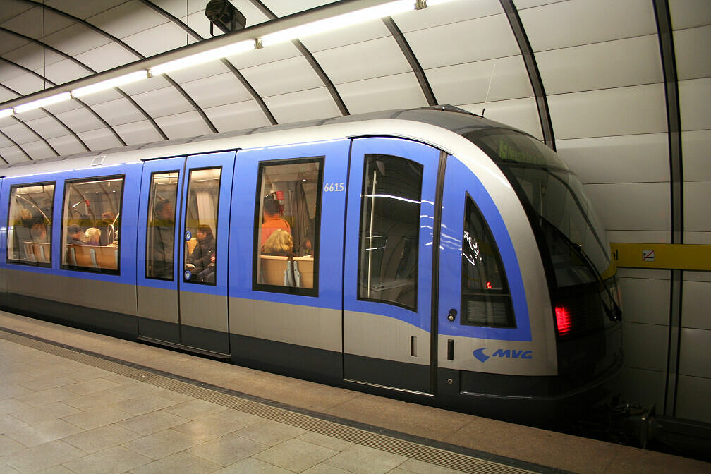 C-Zug 615 als U5 im U-Bahnhof Lehel